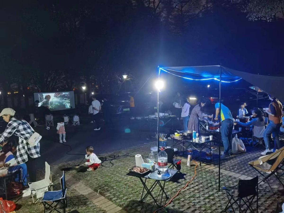 香港澳门大众网站2023,专业解读评估_FGJ34.127投影版