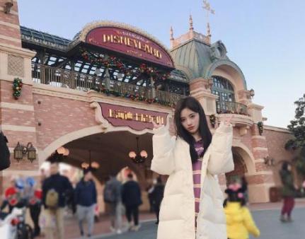 鞠婧祎小巷深处的秘密花园，最新照片花曝光