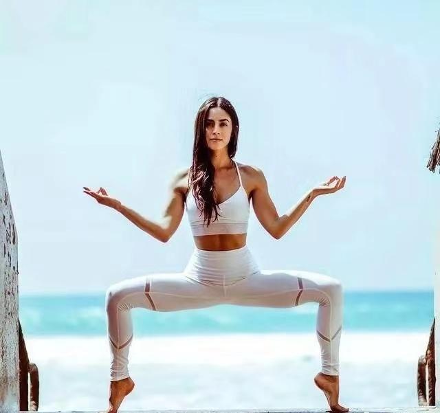 探索现代瑜伽多样性与创新力的最新体式大放异彩