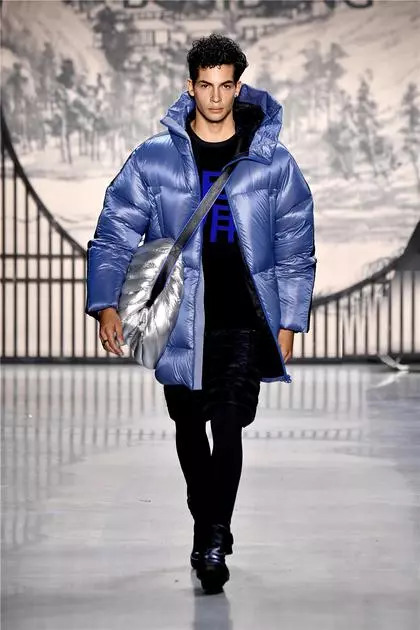 蒙克莱最新羽绒服,小巷中的时尚秘境风采