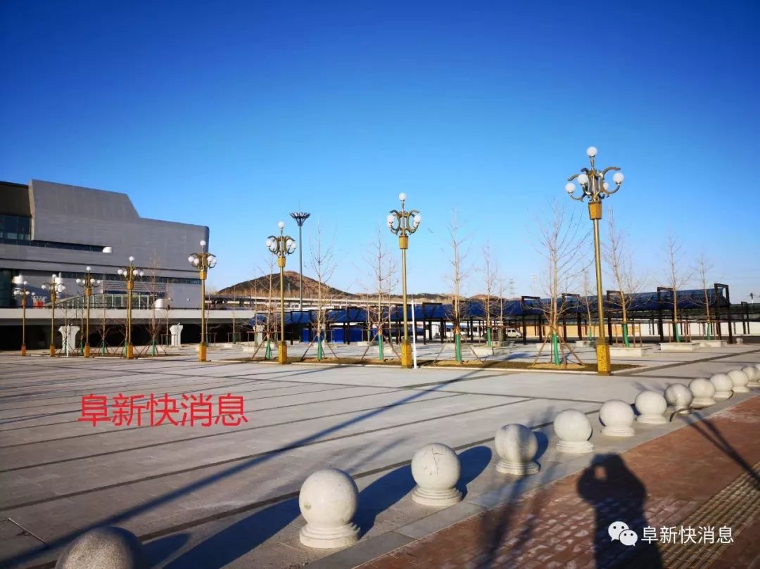 新邱站最新款时尚风采，带你领略最前沿的时尚魅力！