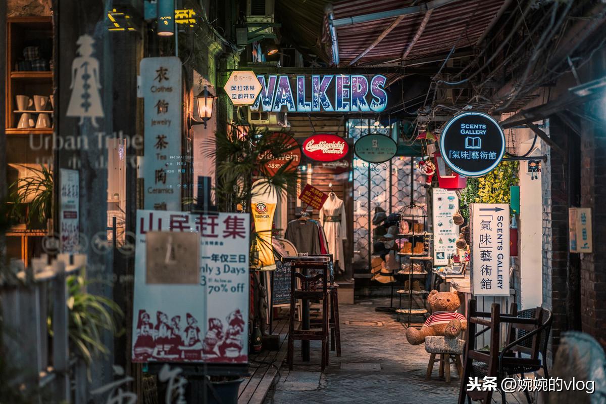 最新电影预告片素材与小巷深处的电影特色小店，电影爱好者的福音