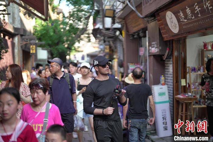 中国最新疫情动态与小巷特色小店探秘