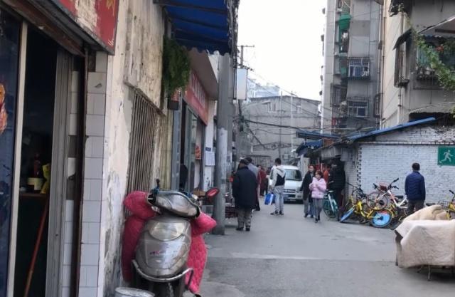 中国最新疫情动态与小巷特色小店探秘