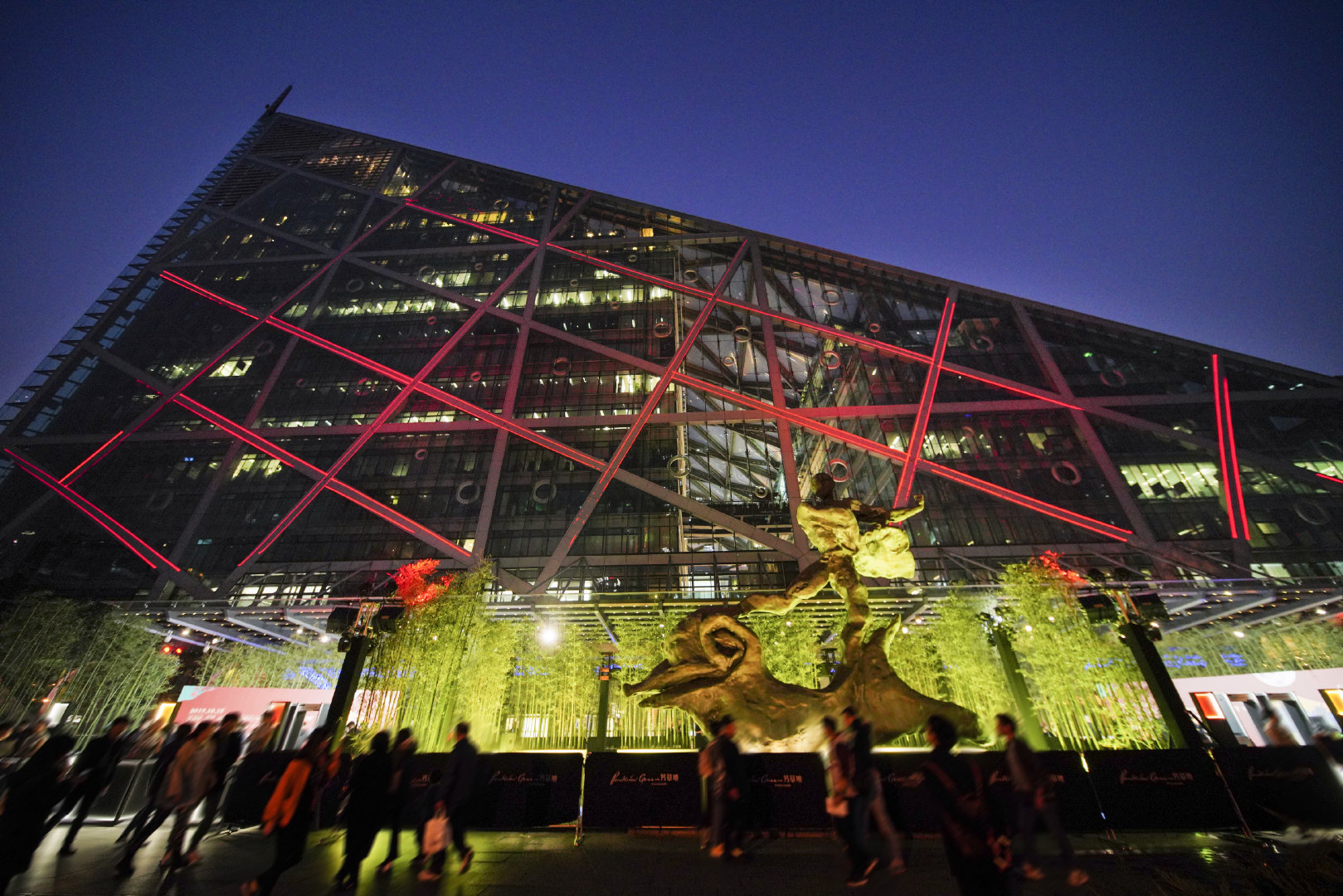 澳门芳草地资料,灵活执行方案_KQI78.668先锋科技