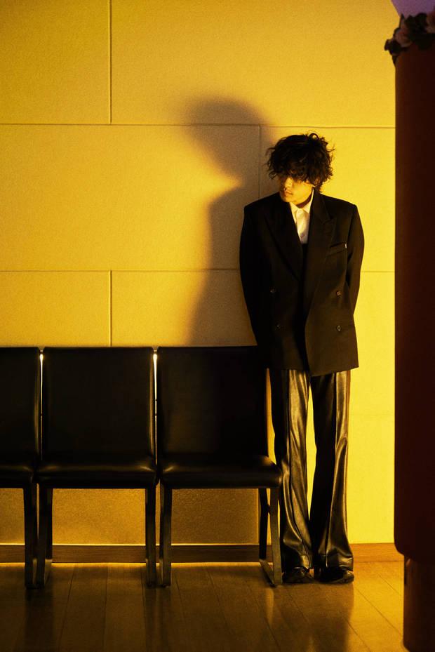 易烊千玺最新胡茬，小巷深处的独特魅力