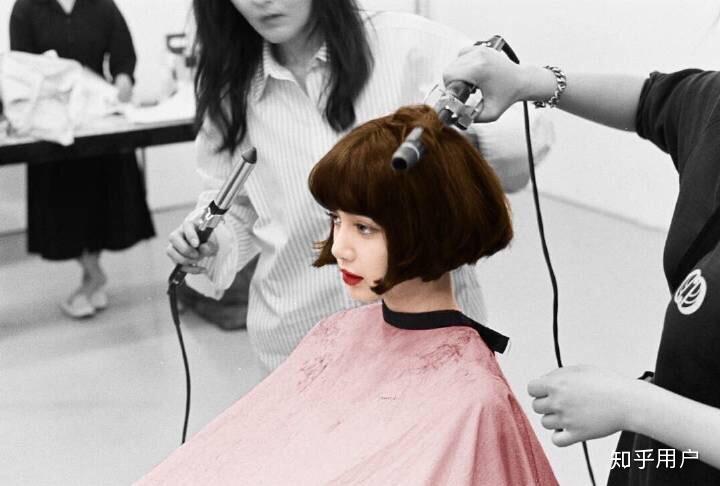 Lisa最新短发造型亮相，科技重塑时尚魅力