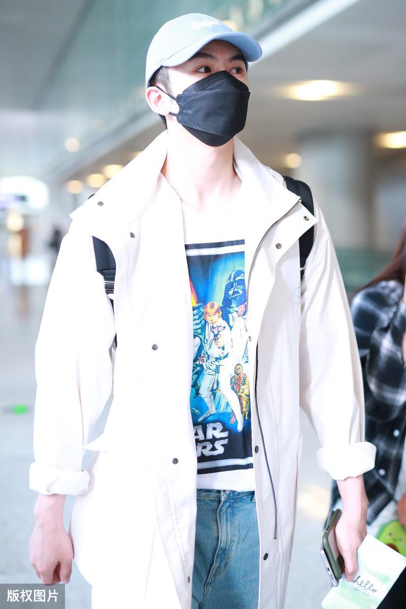 张云龙最新机场亮相，揭秘现场细节！