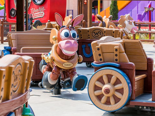 上海迪士尼玩偶最新款,巷弄深处的梦幻乐园奇缘