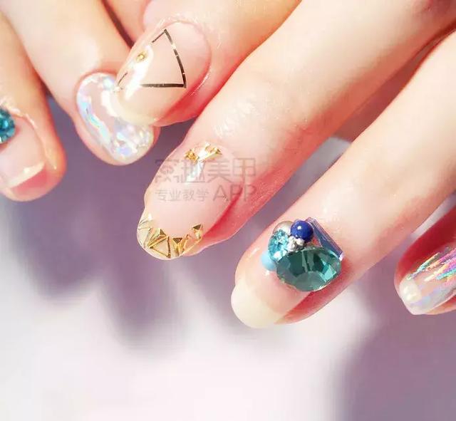 最新款贴纸美甲，小巷深处的神秘美甲乐园探索