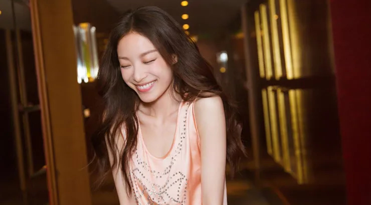 倪妮最新妆容教程，与自然美景同行，内心平和之美探索