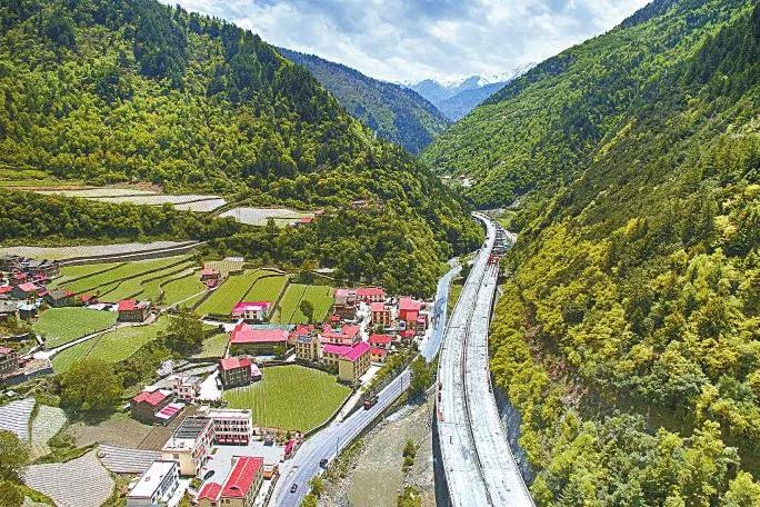 青兰高速封路最新消息，自然美景之旅启程受阻