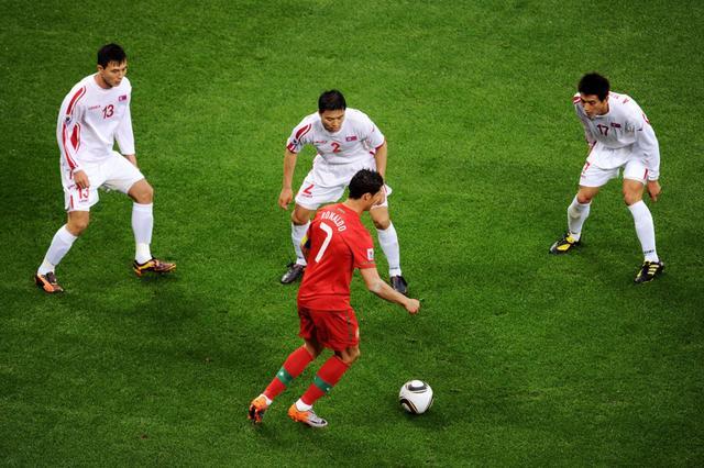 梅西与C罗的赛场奇遇，最新比赛的温馨故事