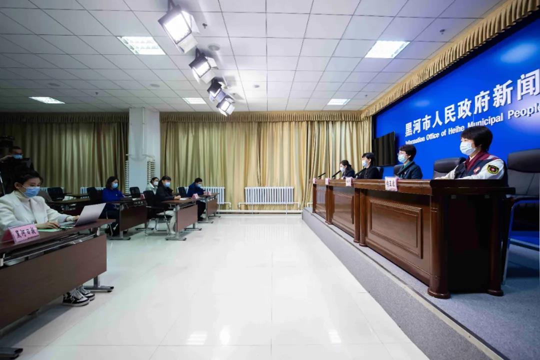 世界最新新冠疫情动态，小巷深处的防疫故事与特色小店的奇遇