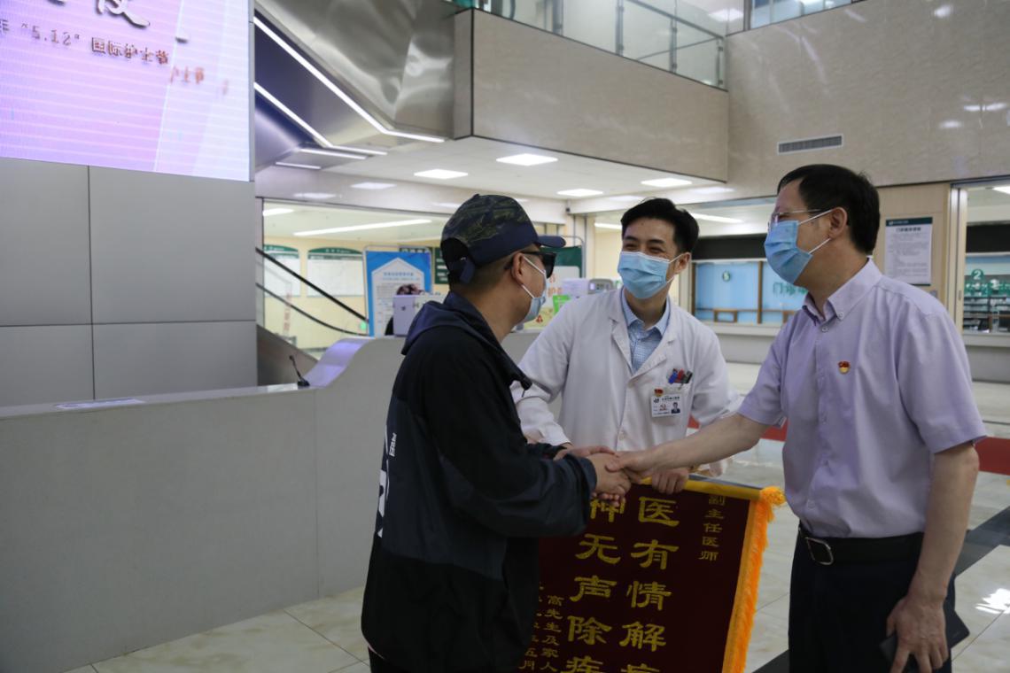 美国新冠疫情最新动态,巷深小店抗疫奇遇与一线抗疫故事