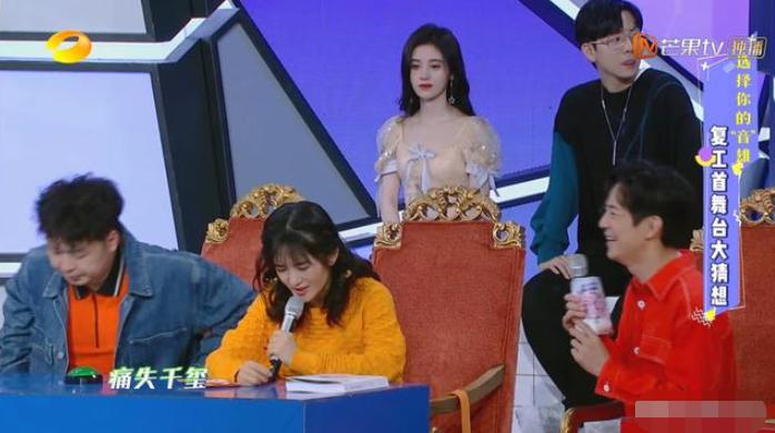 鞠婧祎最新路透揭秘，小巷中的宝藏魅力展现