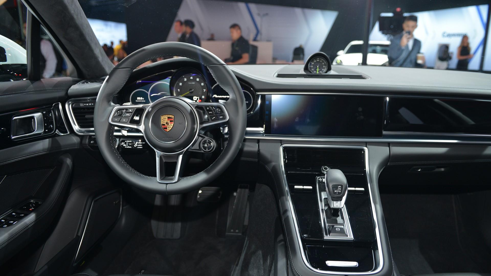 科技重塑出行体验,高铁列车时速最新,速度与激情的完美融合。