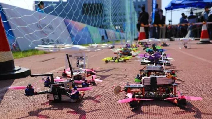 科技重塑出行体验,高铁列车时速最新,速度与激情的完美融合。