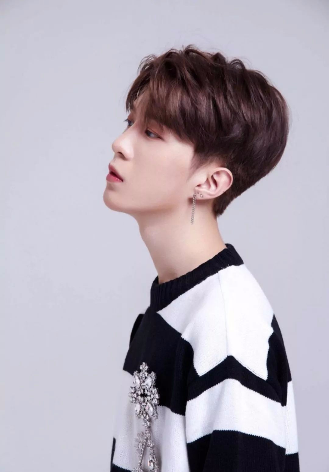 范丞丞最新全身照曝光,引领时尚潮流的新标杆亮相!