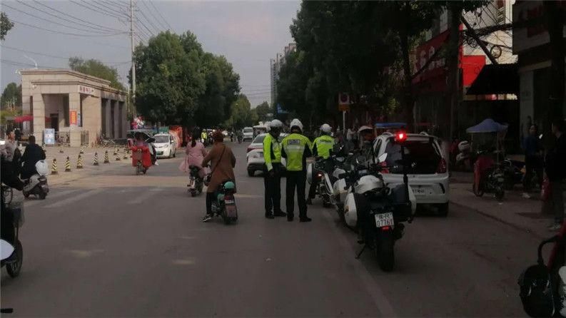 新野交警最新动态与小巷深处的独特风味探秘