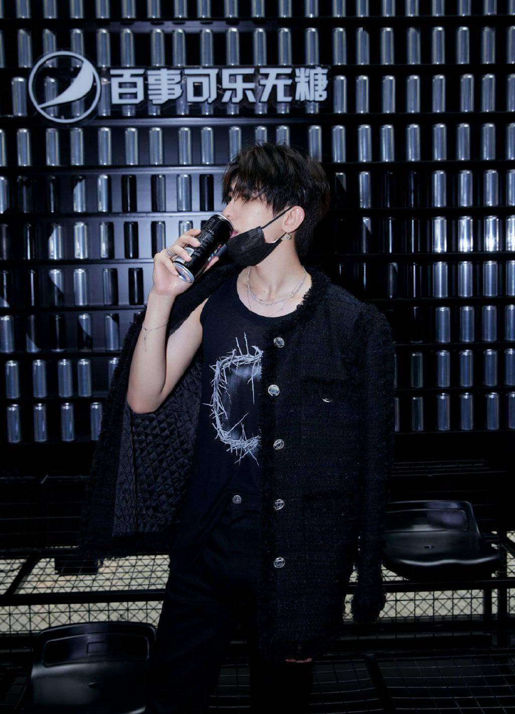 蔡徐坤最新活动照片，偶像影响力的多维解读