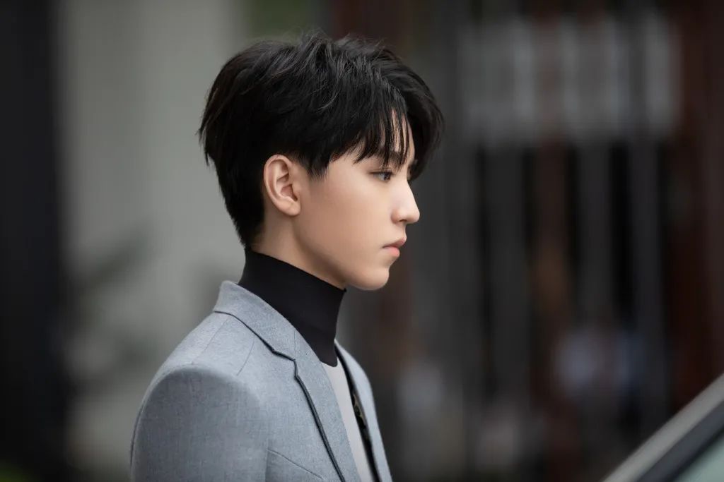 王俊凯机场最新现场揭秘,追踪偶像行程的详细步骤指南