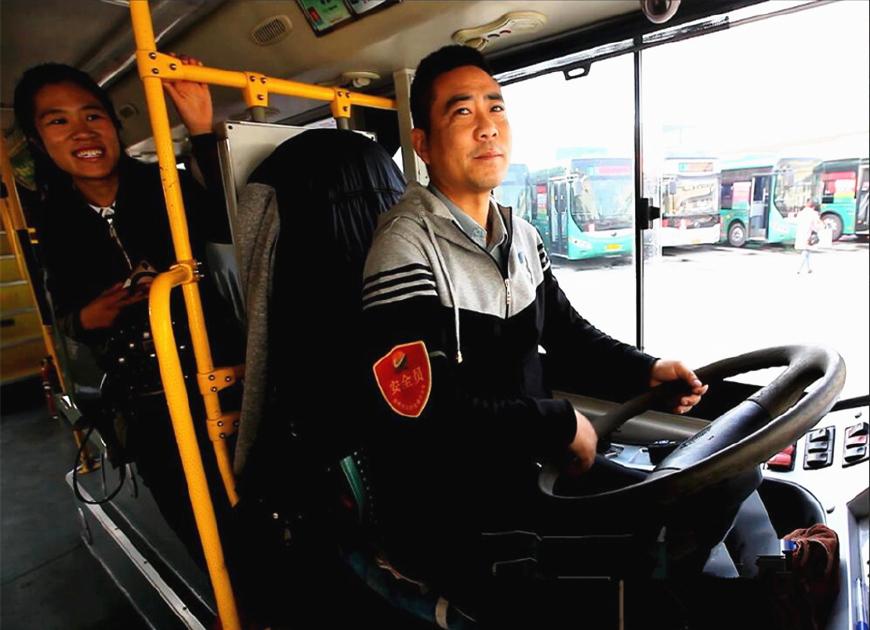 公交车司机的日常,驾驭生活的车轮,成就感的源泉。
