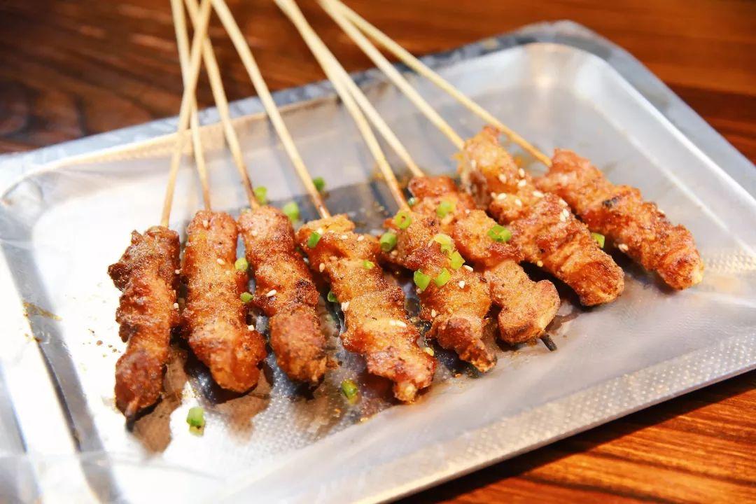 最新公务员面试答题与小巷美食探索之旅