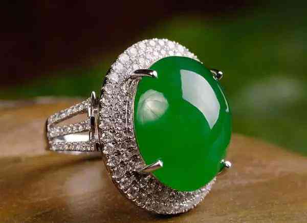 翡翠戒指最新款式，时尚艺术展现自信与成就感的源泉