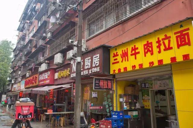 台风最新动态,探索上海小巷特色小店——风雨中的隐藏美味