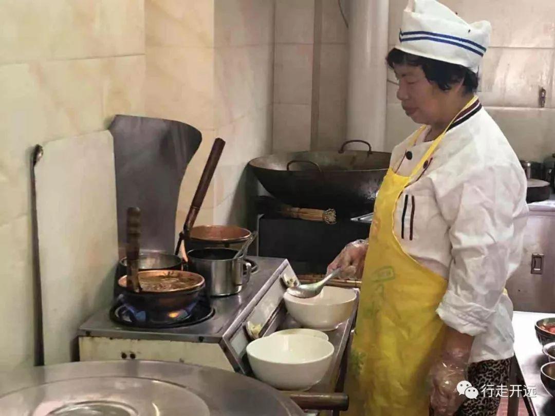 人民日报报道,小巷深处的独特风味——一家隐藏版特色小店的传奇故事