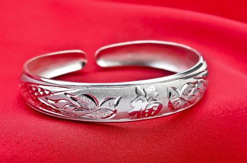 老凤祥最新款银手镯,自然美景的探索之旅