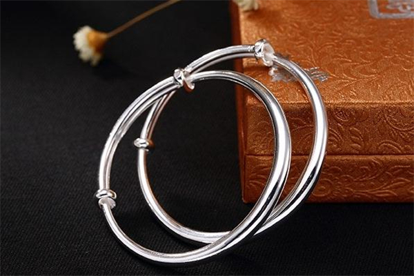 老凤祥最新款银手镯,自然美景的探索之旅