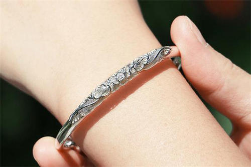 老凤祥最新款银手镯,自然美景的探索之旅