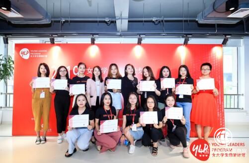 云南女大学生高科技产品体验分享，未来科技引领生活变革