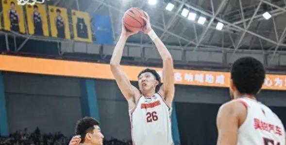 广东宏远新教练，篮球智慧与小巷美食的双重揭秘