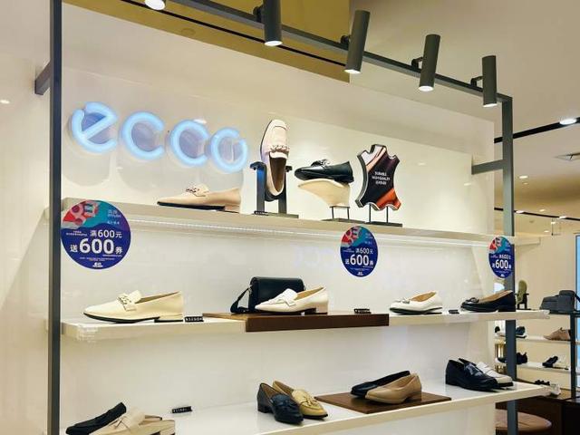 酷奇专柜最新款，时尚潮流还是消费陷阱的探讨？