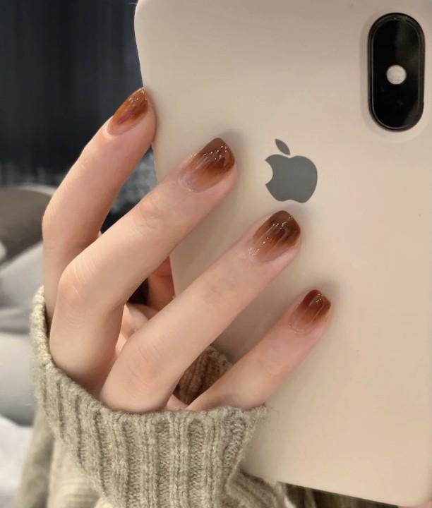 最新美甲秋冬高级感流行趋势，打造优雅高级感美甲设计💅