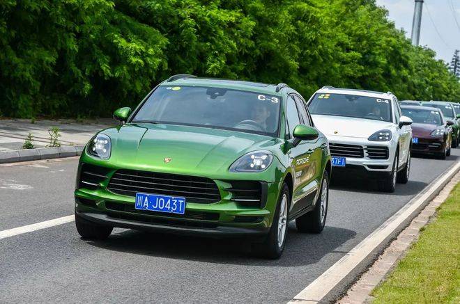 保时捷卡宴最新款绿色，独特风味探寻小巷之中