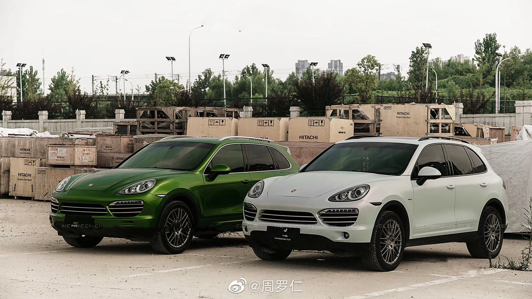 保时捷卡宴最新款绿色,独特风味探寻小巷之中