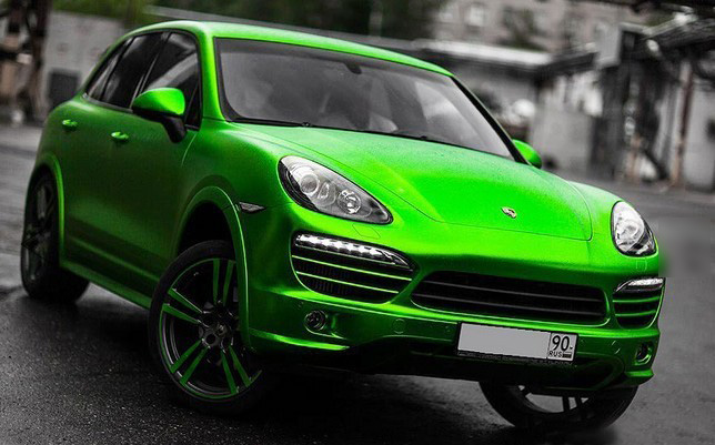 保时捷卡宴最新款绿色,独特风味探寻小巷之中