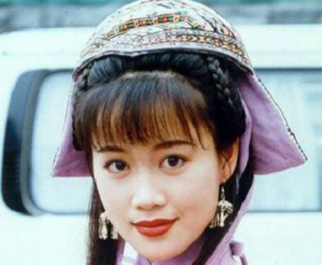 女士水桶包最新潮流趋势,自信与成长之旅的时尚选择