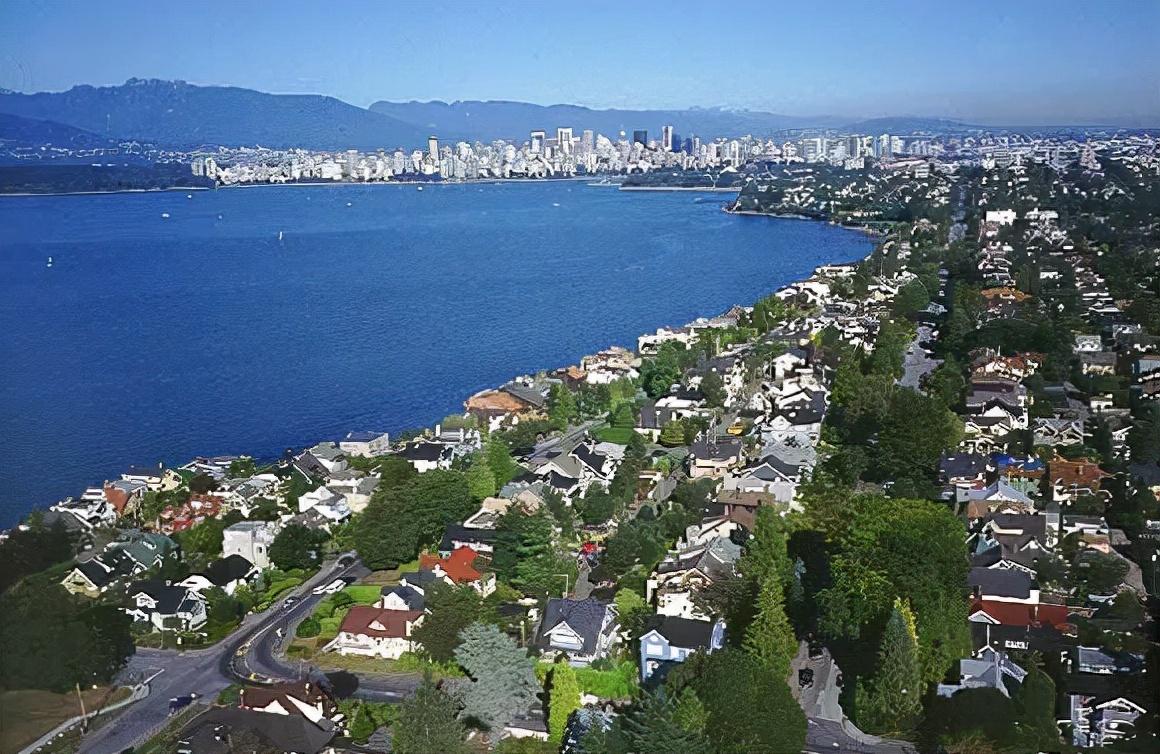 北面防晒衣最新款,小巷中的时尚秘密之选