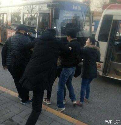 好心让行遭遇群殴事件后续进展及小巷深处的神秘宝藏揭秘