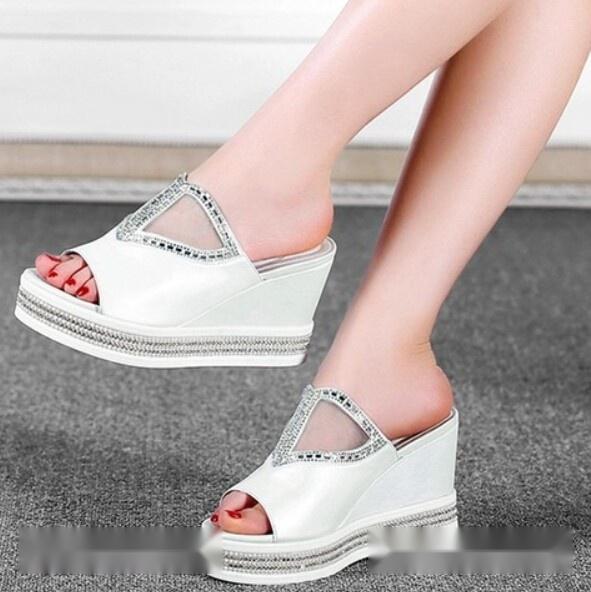 时尚变迁中的女性凉拖鞋重塑与自信之旅