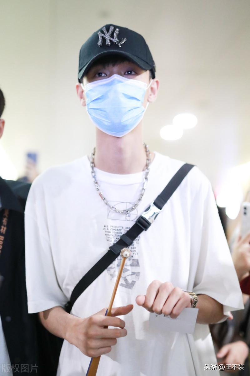 秦霄贤最新穿搭风格亮相