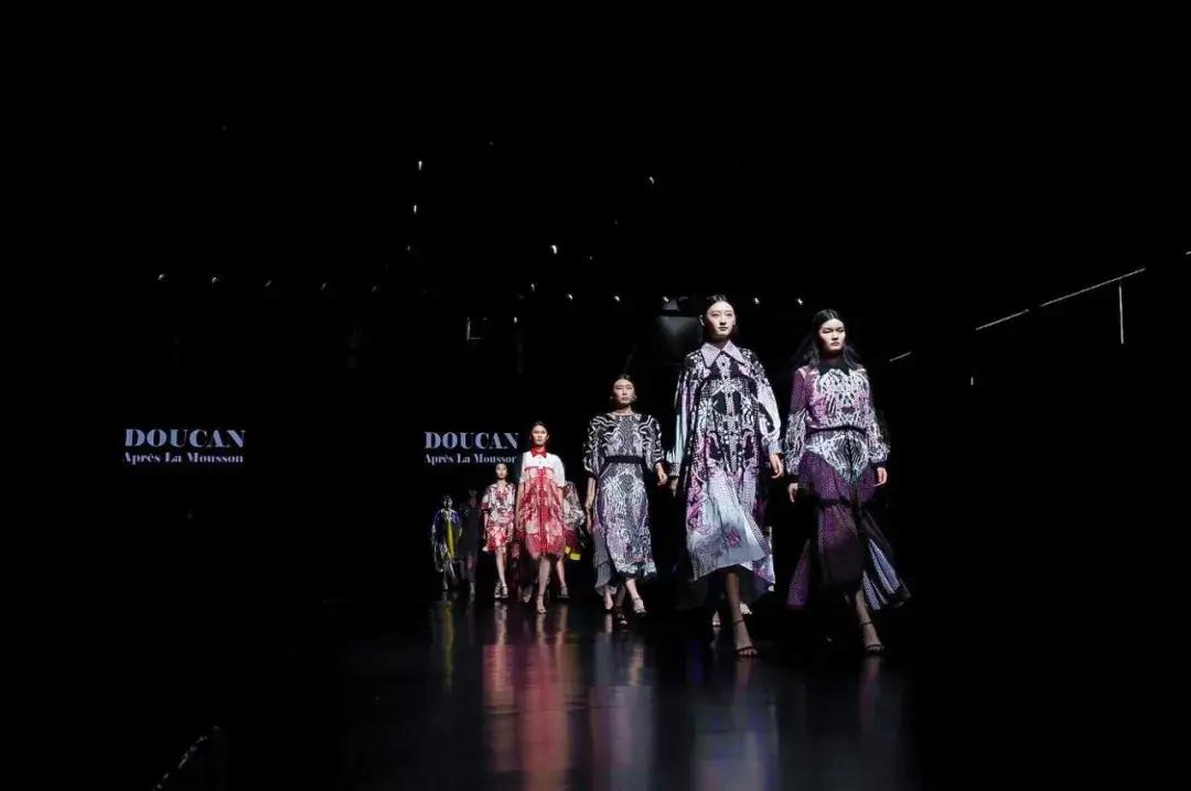 最新时尚盛宴,潮流盛宴开启!