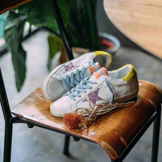 最新小白鞋选购、搭配与保养全攻略,一站式指南助你轻松驾驭时尚潮流之选