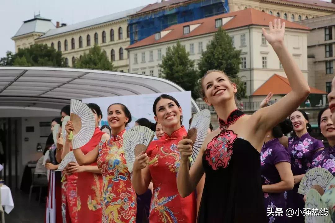 旗袍最新款,爱的纽带与时尚温馨的旗袍风尚