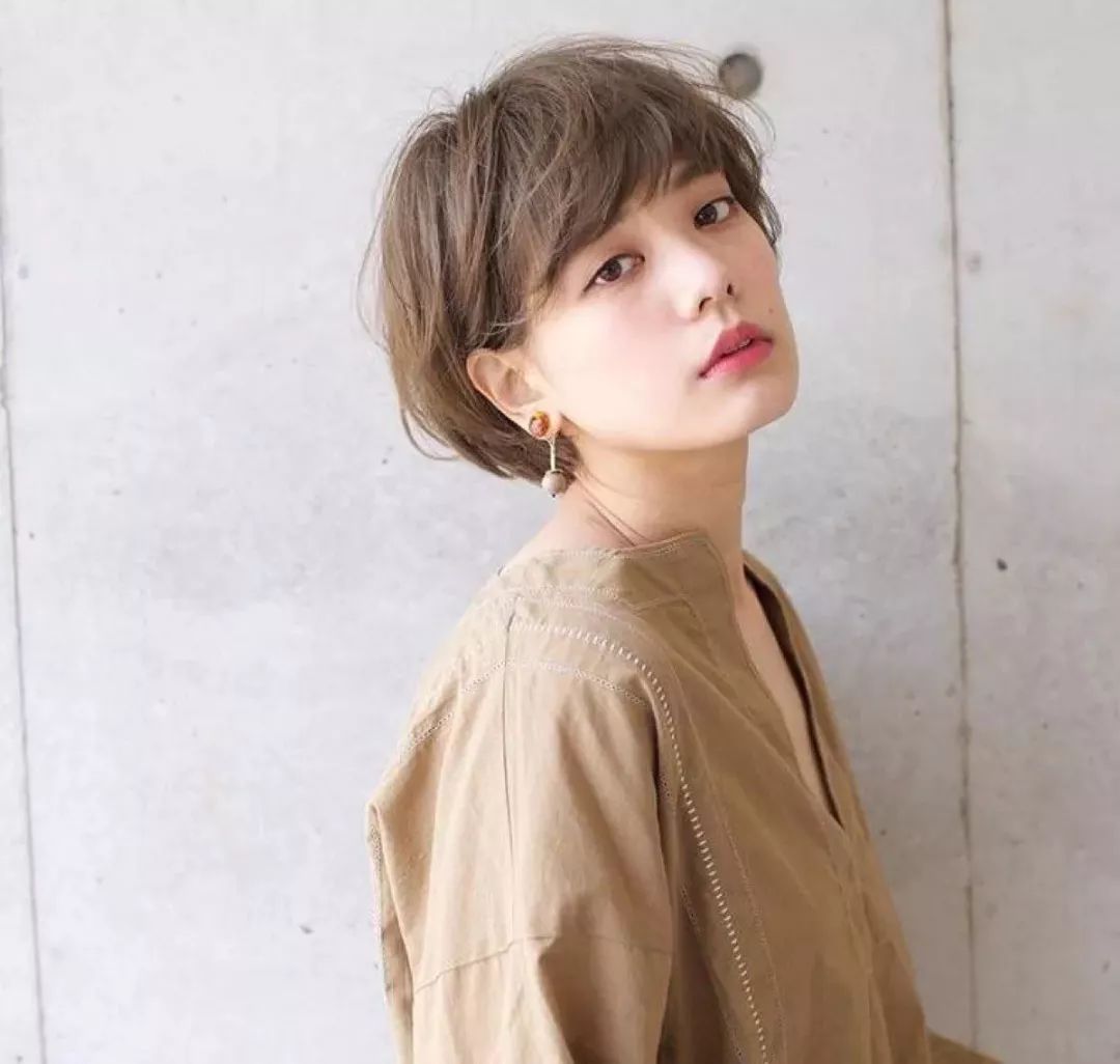 最新短发型图片女,发型背后的温馨故事与时尚风采